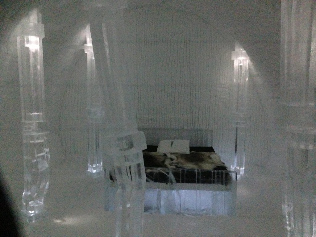 アイスホテルの氷のベッド